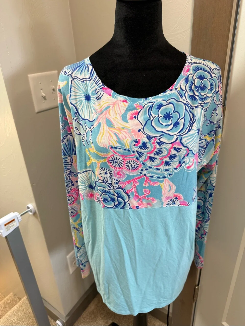 Lily Pulitzer Finn Long Sleeve Colorful Beachy T-Shirt Comfort Stretch Aqua Blue - Picture 1 of 6